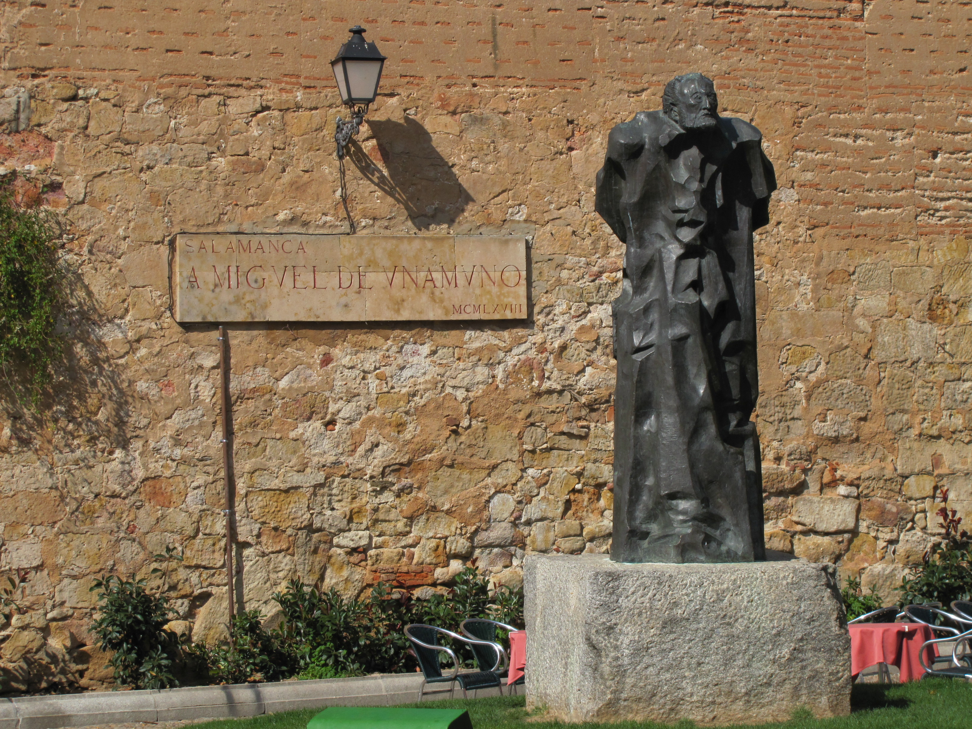 Estatua conmemorativa en la ciudad de Salamanca commons.wikimedia.org 